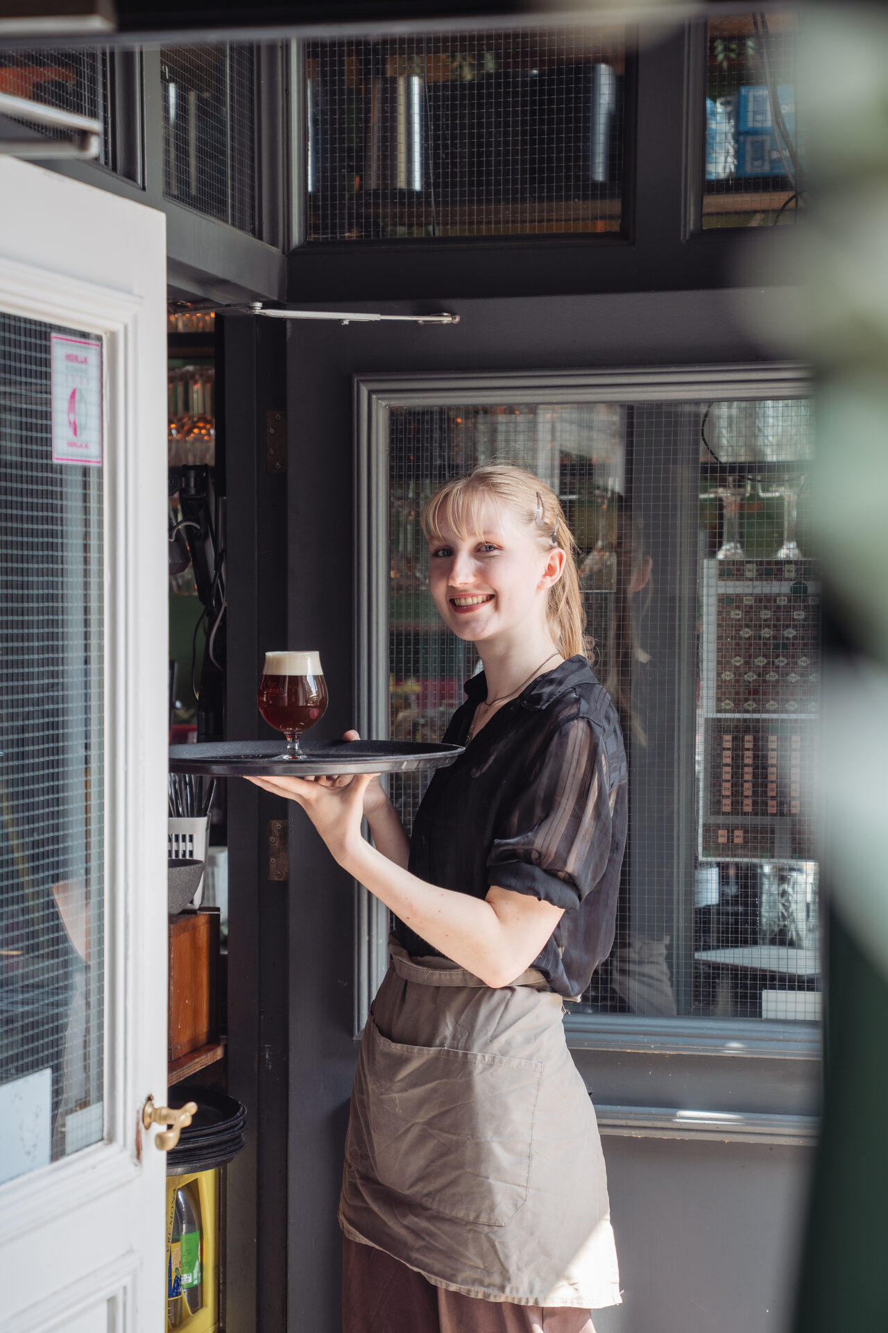 Bedienung im Restaurant de Hemel