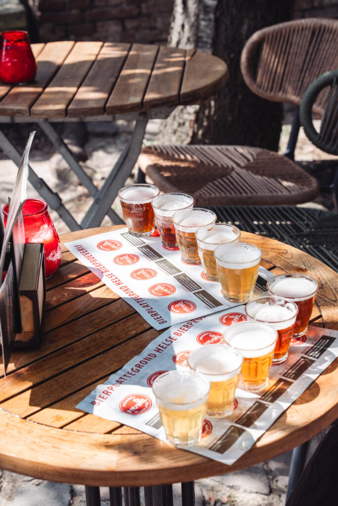 Bierproeverij met acht glazen op het terras van De Hemel