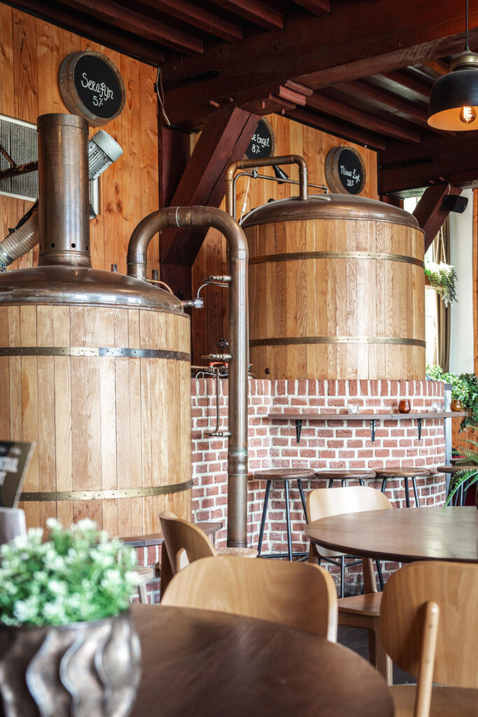 Twee houten brouwkuipen met koperen leidingen van Stadsbrouwerij De Hemel