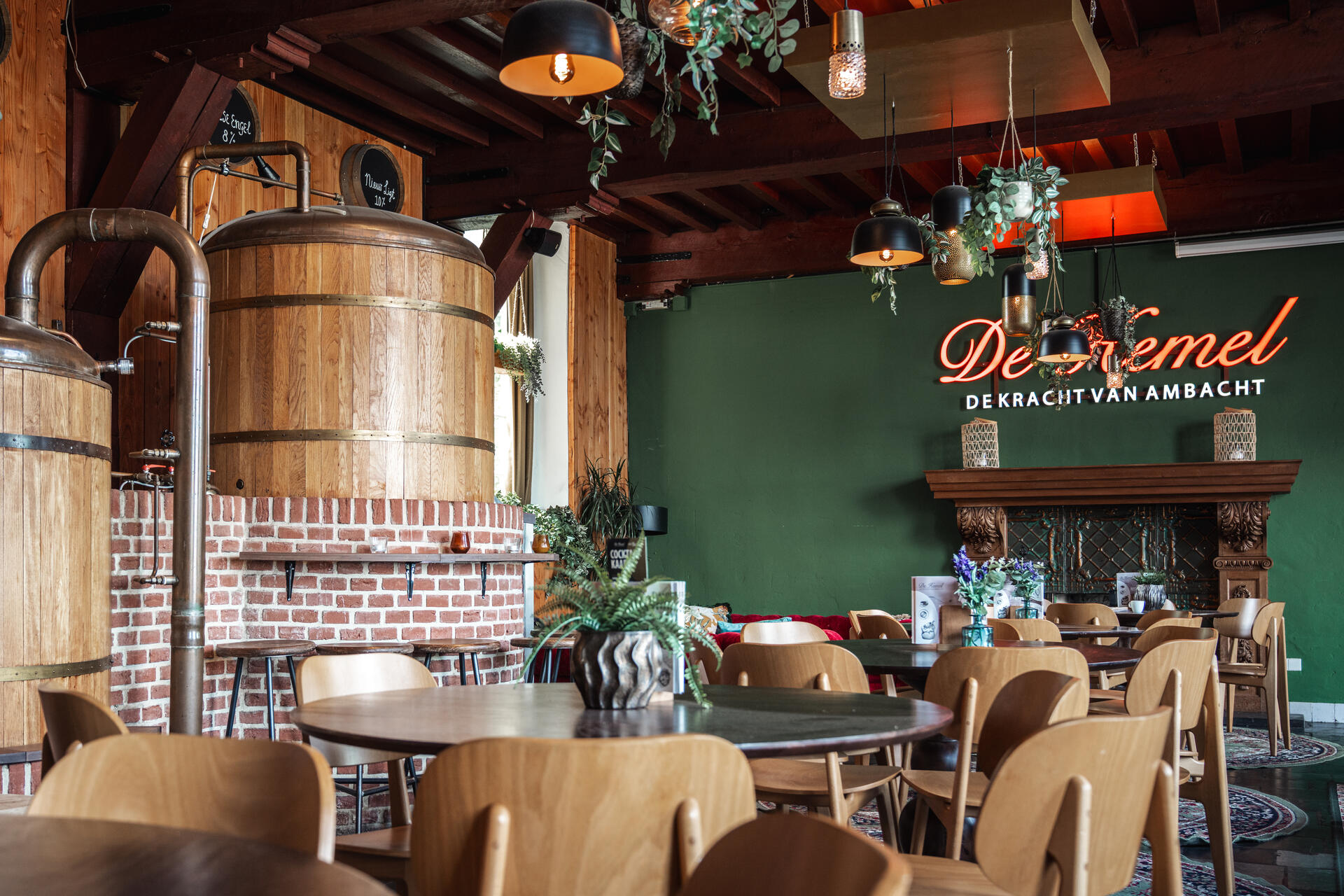 De houten brouwkuipen van Stadsbrouwerij De Hemel naast het café