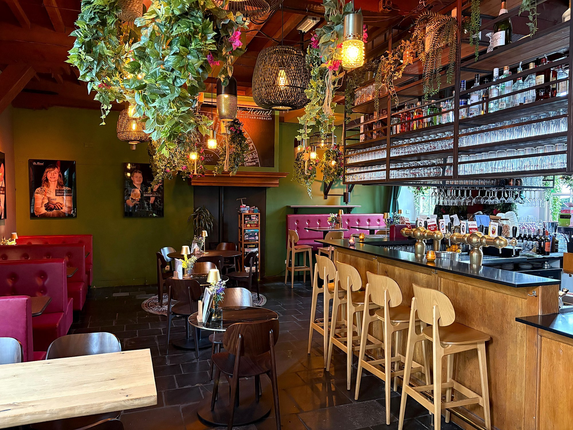 Het Brouwerscafé van De Hemel in Nijmegen met de bar en de roze banken