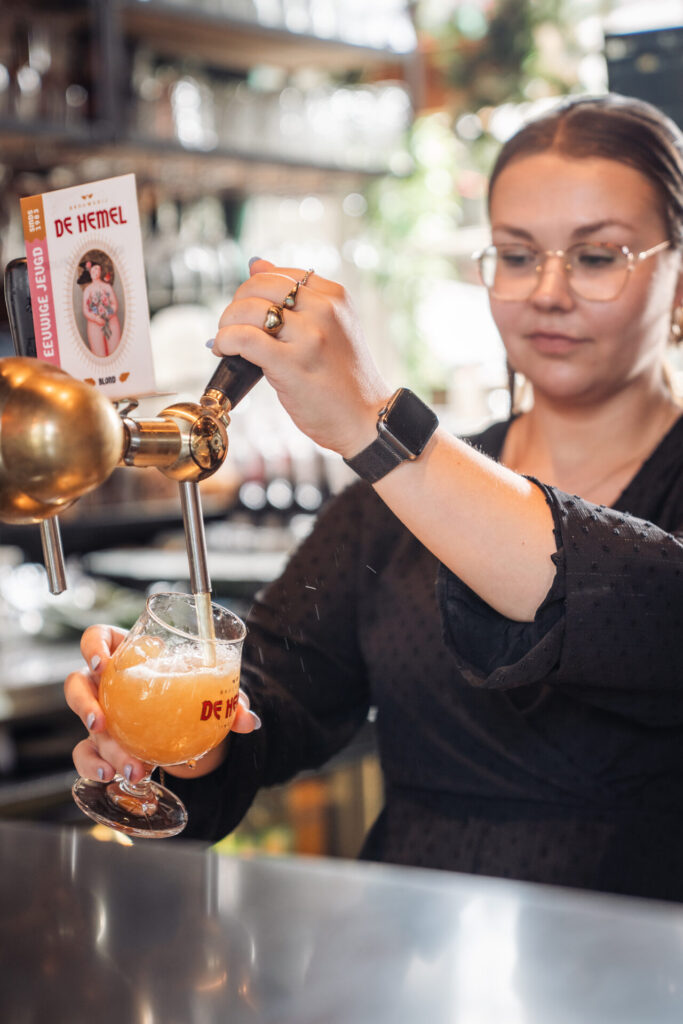 Bier tappen achter de bar van het Brouwerscafé van De Hemel