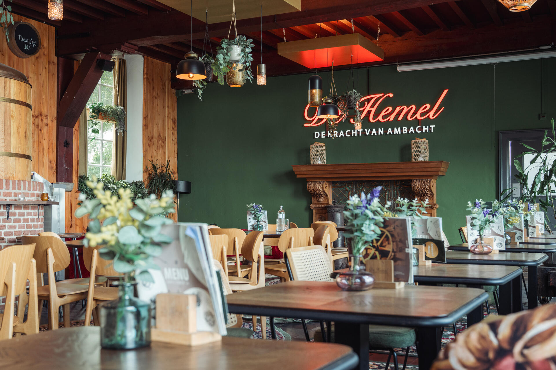 Tables dressées dans le Brasserie Café de De Hemel