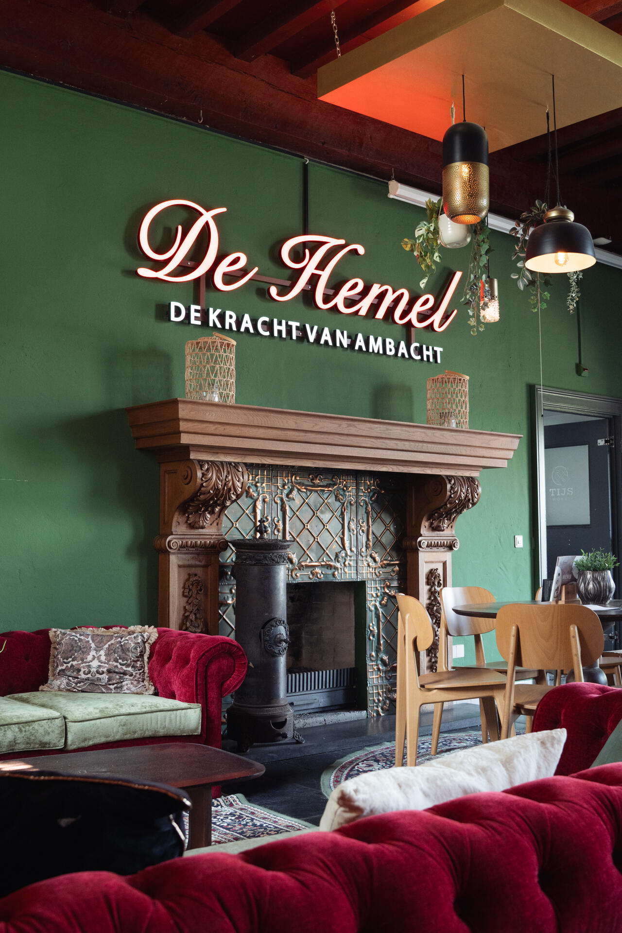 Het neonlogo in het Brouwerscafé van De Hemel
