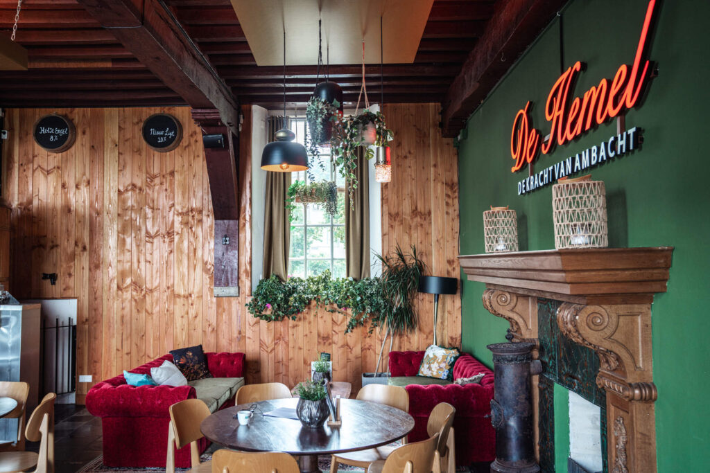 Overzicht van het Brouwerscafé van De Hemel met neonlogo