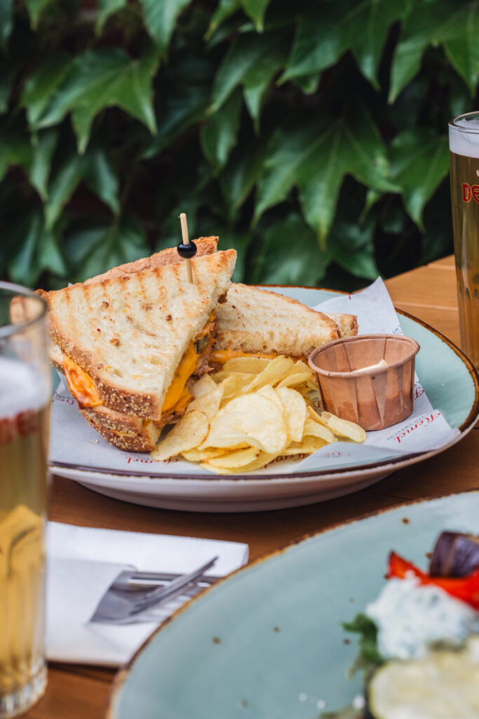 Tosti met chips en een glas huisgebrouwen bier bij De Hemel