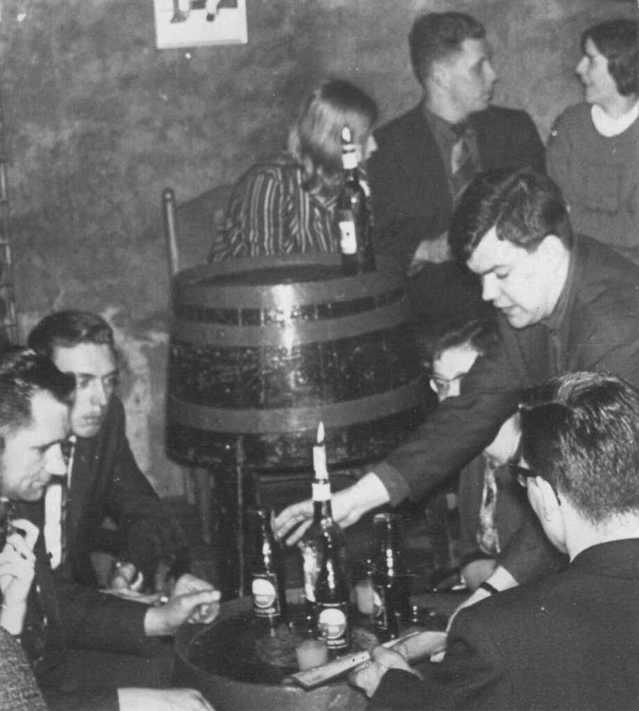 El café de la Sociëteit de Commanderie, 16 de abril de 1962