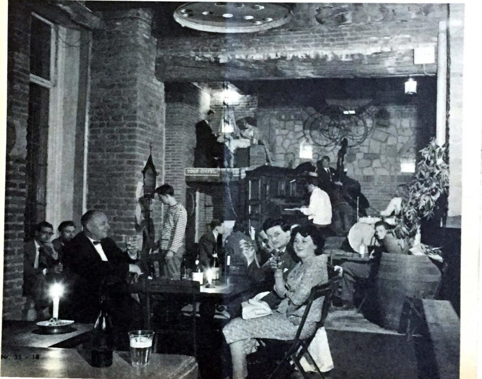 Clientes a la luz de las velas en la Commanderie, 1958