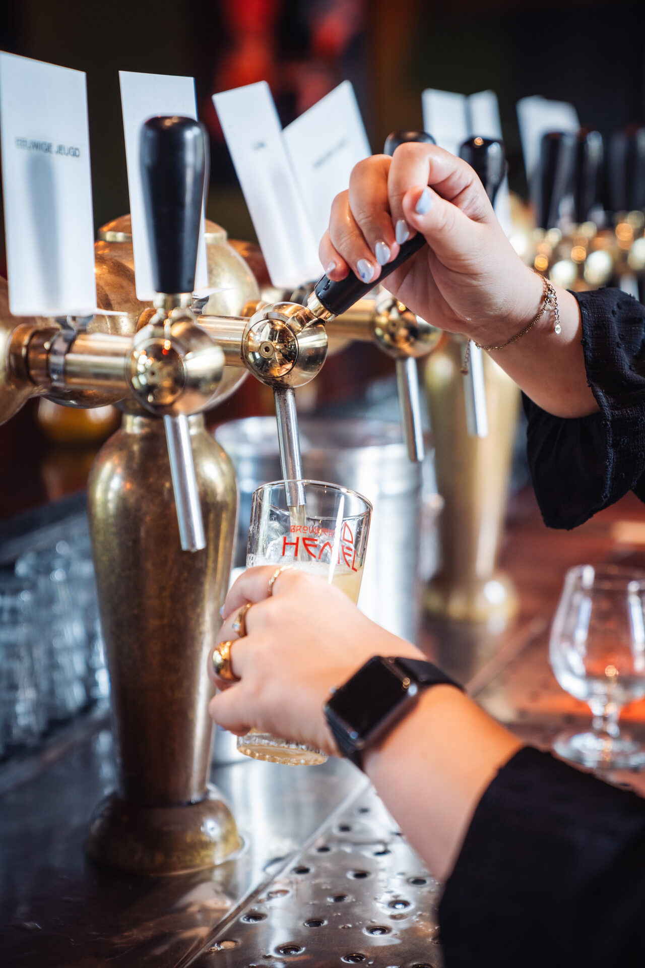 Bier tappen uit de koperen tap van De Hemel