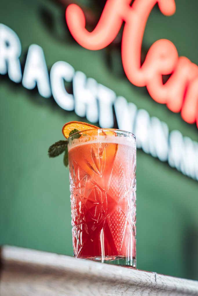 Cocktail bij De Hemel Nijmegen voor de groene wand