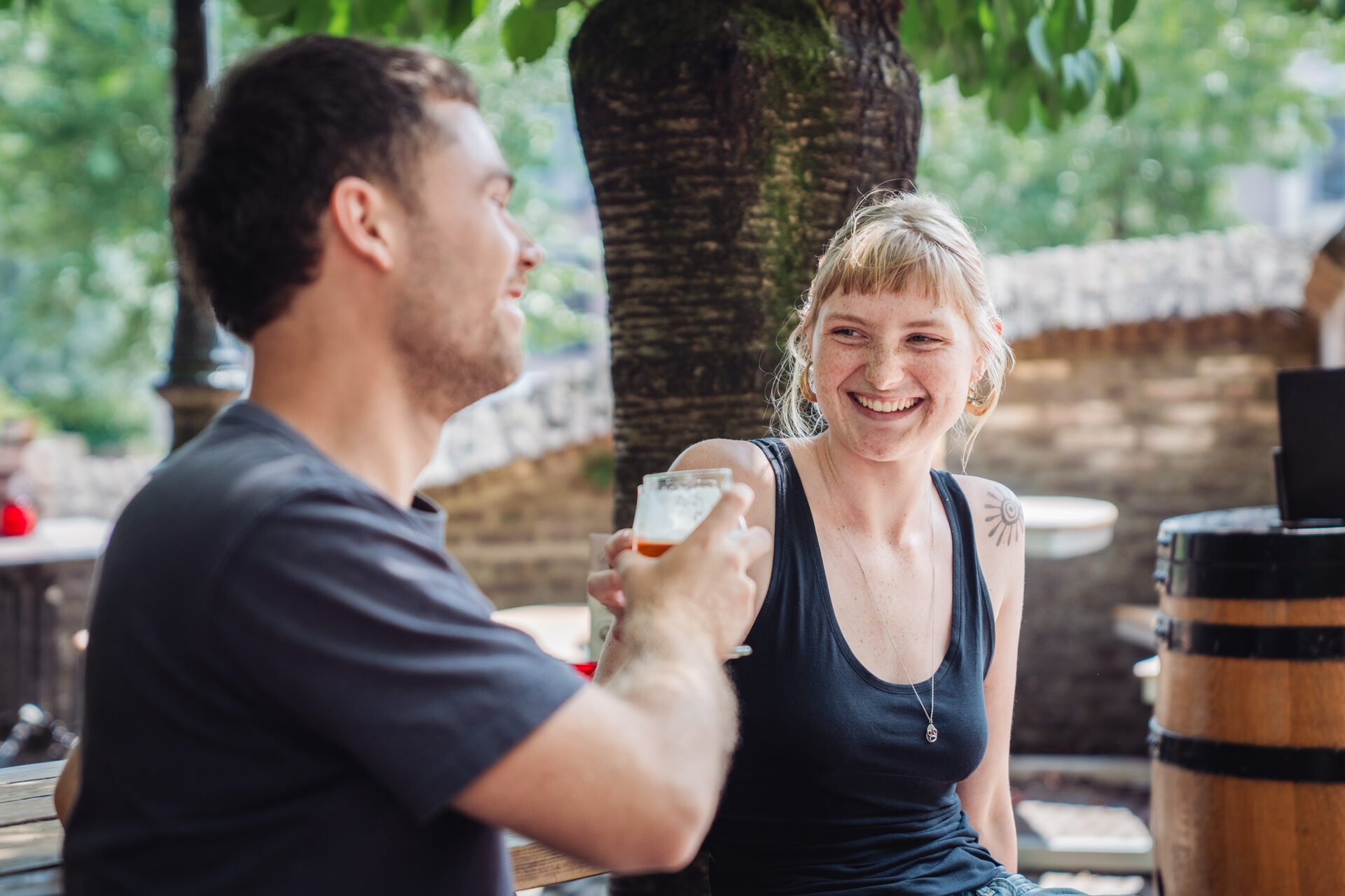 Gasten op het terras van De Hemel in Nijmegen