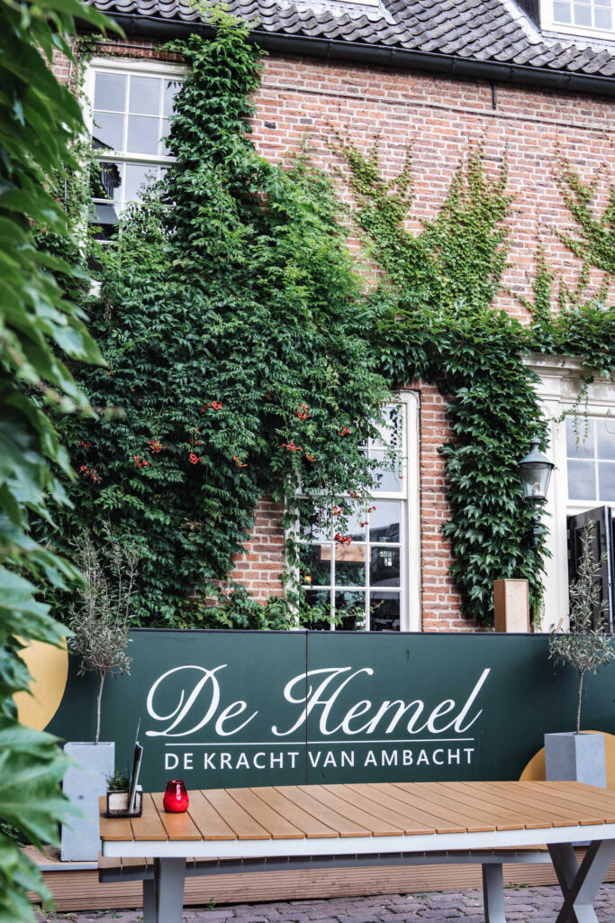 De klimopbegroeide gevel van de Commanderie van Sint Jan, met het bord van De Hemel