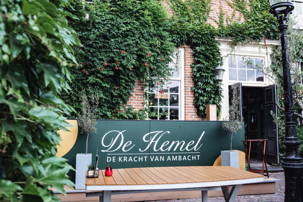 Terras van De Hemel voor de klimopbegroeide gevel in Nijmegen