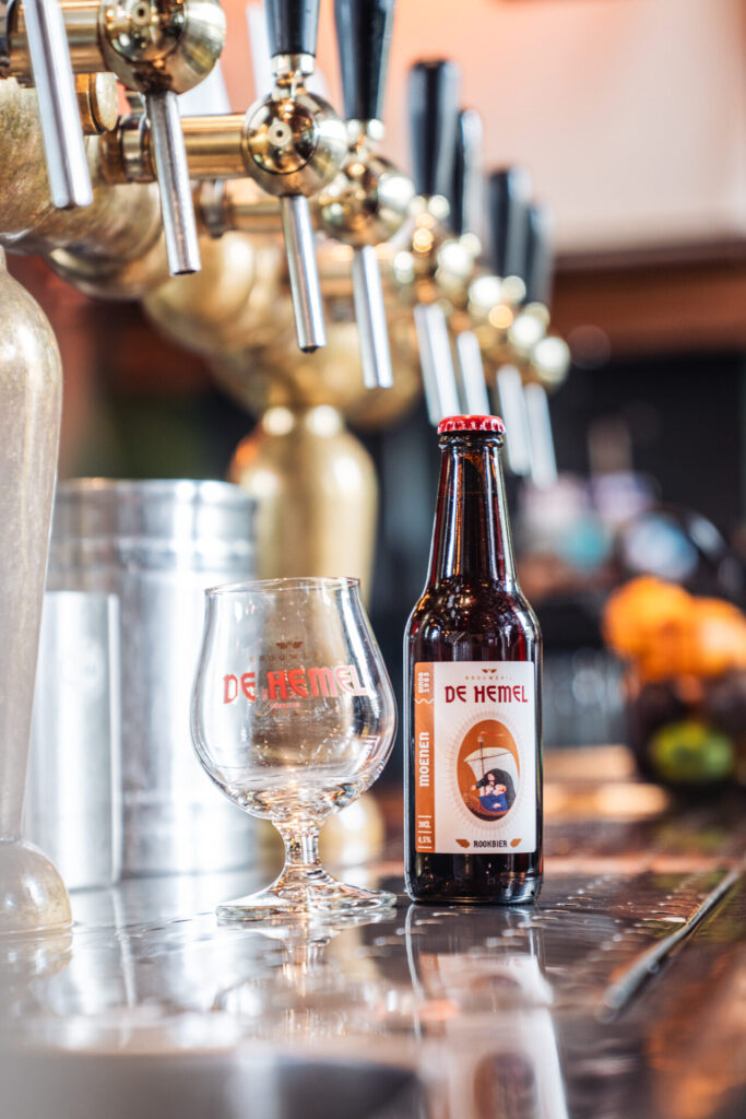 Fles Moenen rookbier van Stadsbrouwerij De Hemel met glas