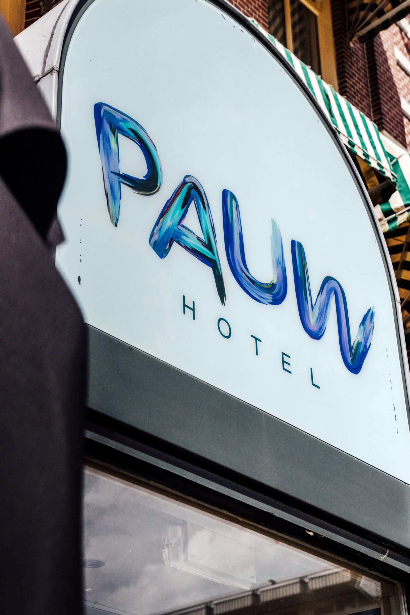 La facciata dell’Hotel Pauw a Nimega con il logo