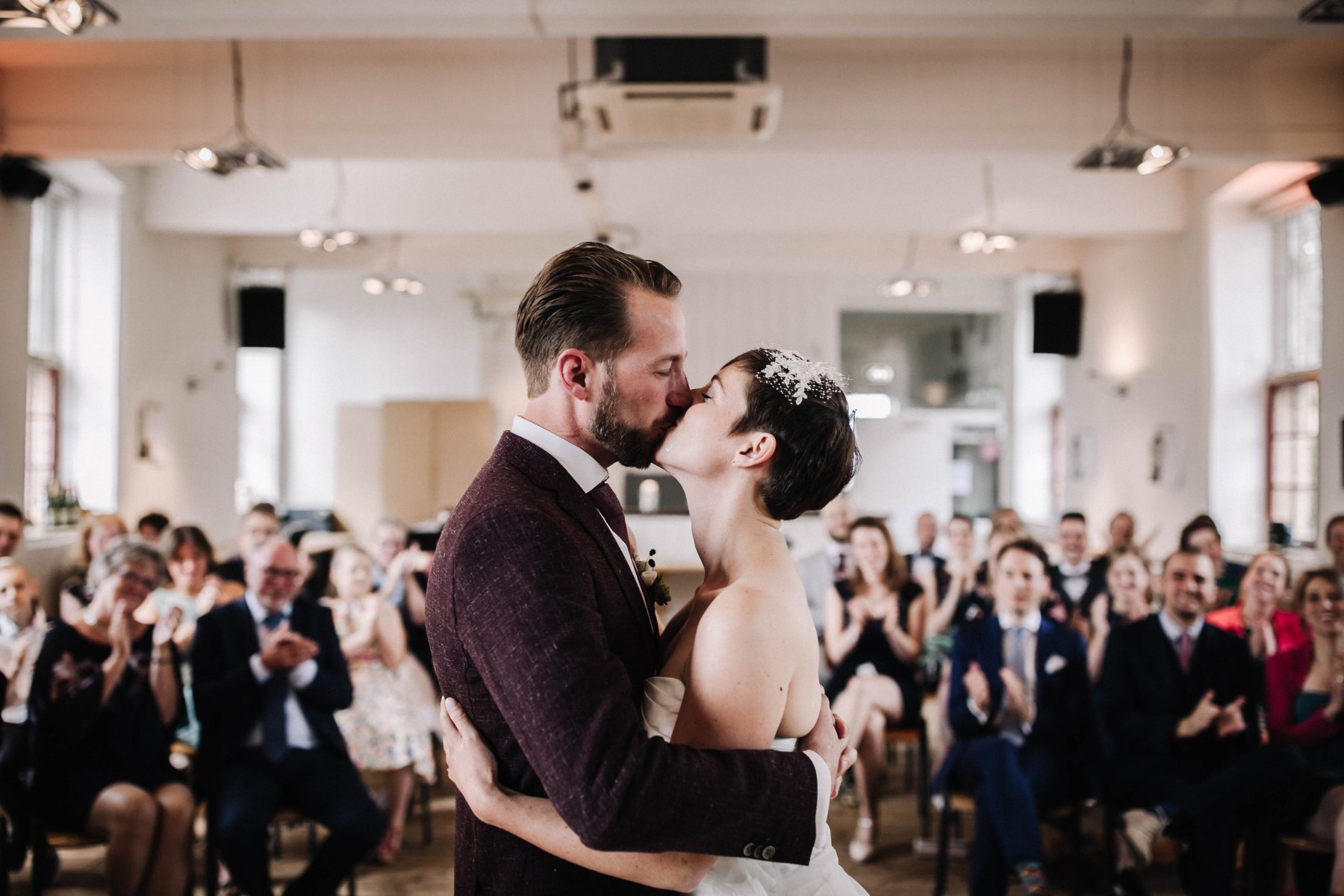 Los novios se besan durante la ceremonia en De Hemel en Nimega