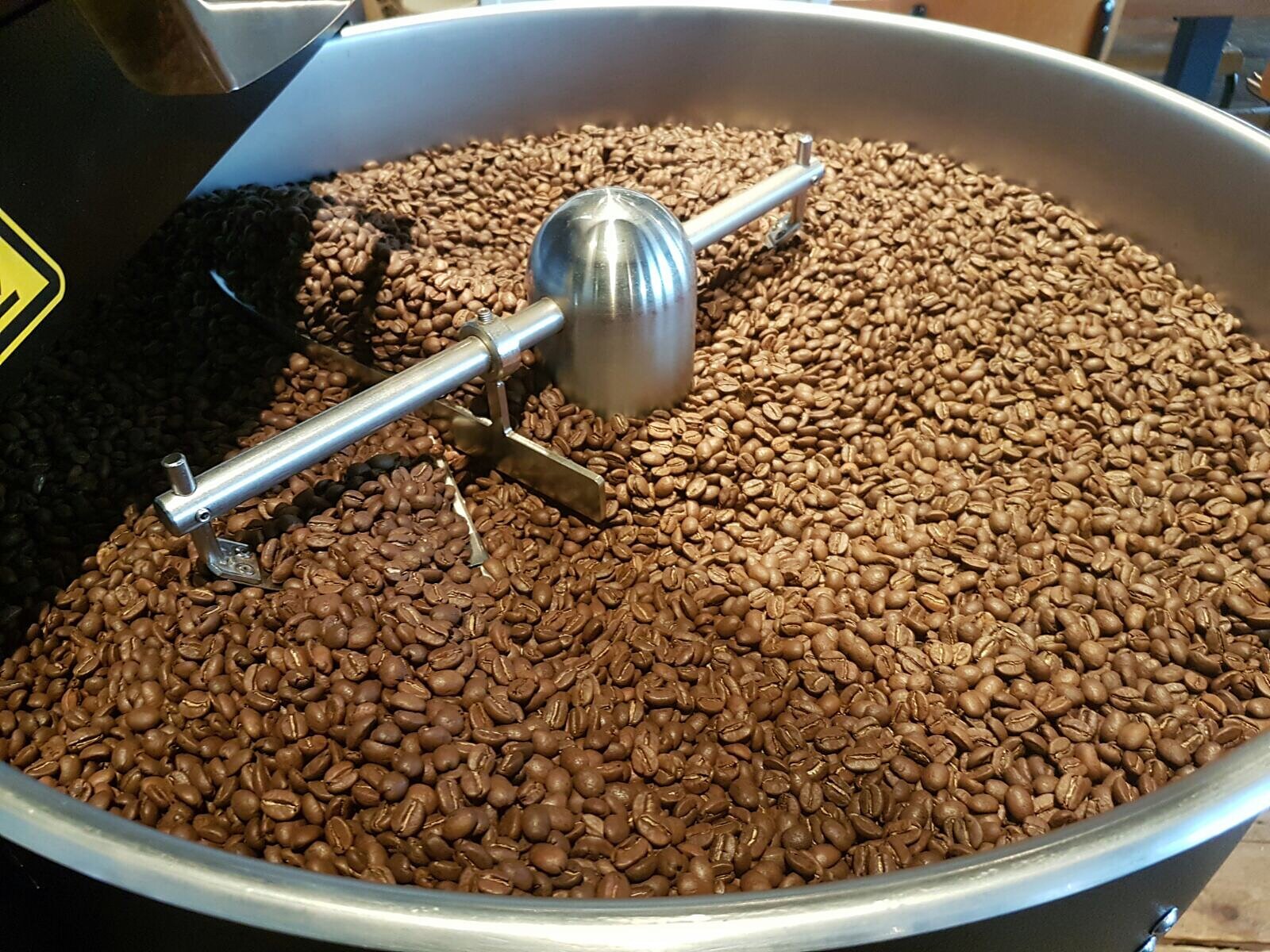 De Probat koffiebrander van Holy Beans in het pand van De Hemel
