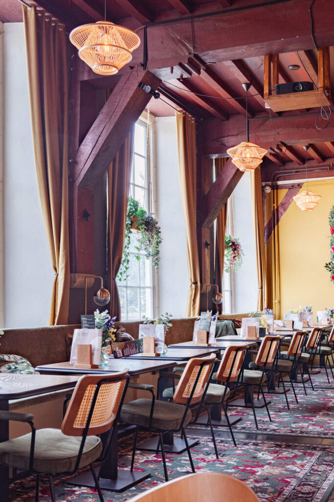 Het zware balkenplafond van Restaurant De Hemel in Nijmegen