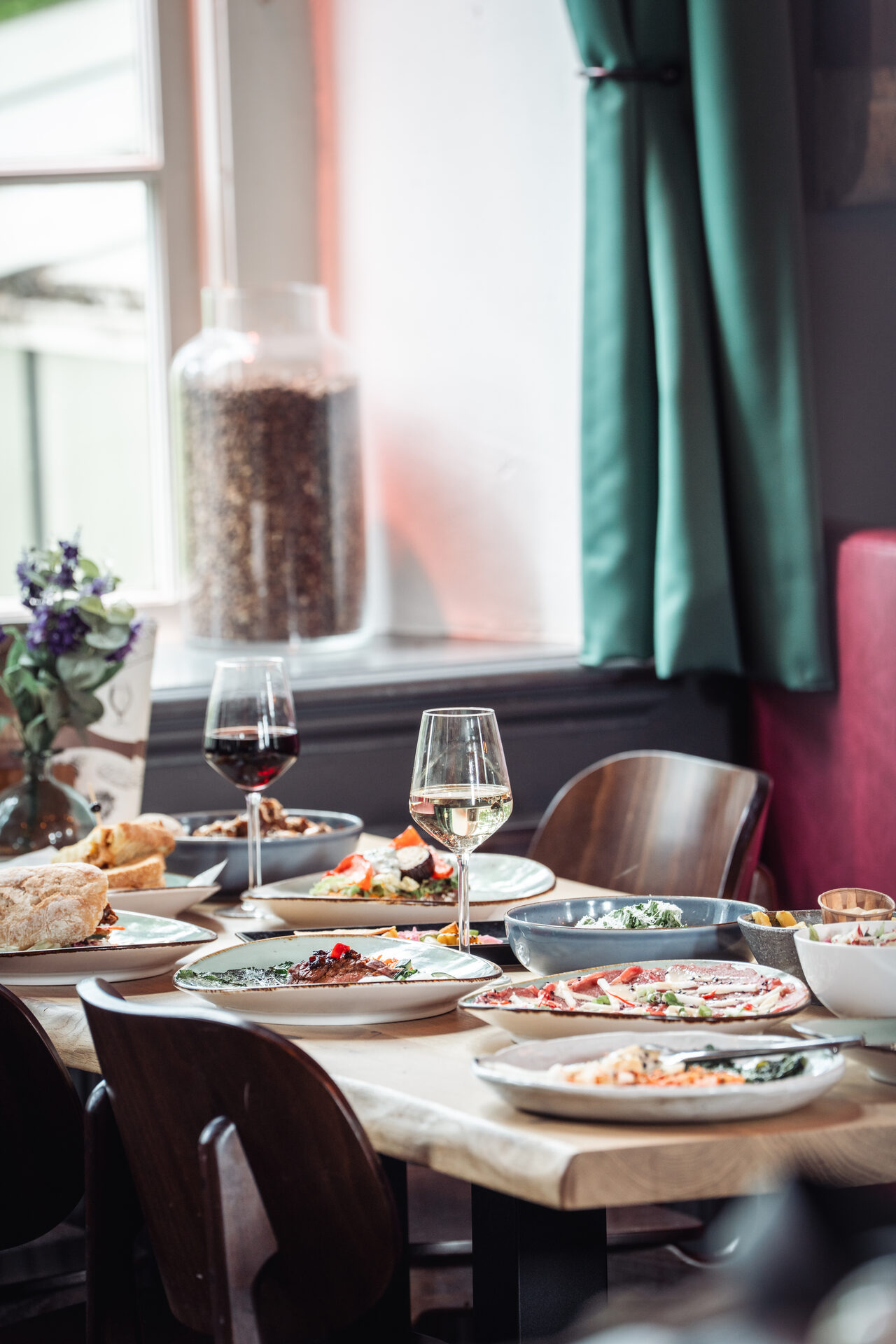 Table dressée avec des plats à partager chez De Hemel