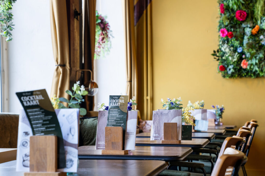 Tafels bij het raam in Restaurant De Hemel Nijmegen