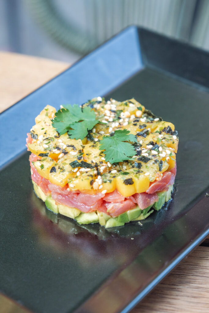 Tonijntartaar met avocado en mango bij Restaurant De Hemel