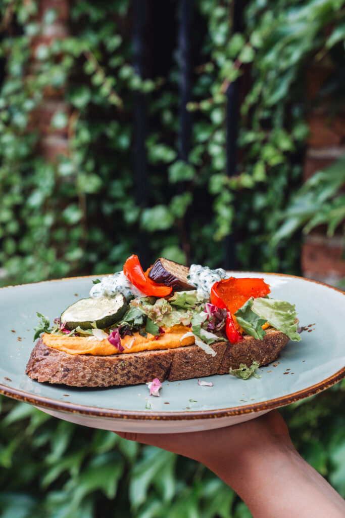 Vegetarische toast met geroosterde groenten bij Restaurant De Hemel