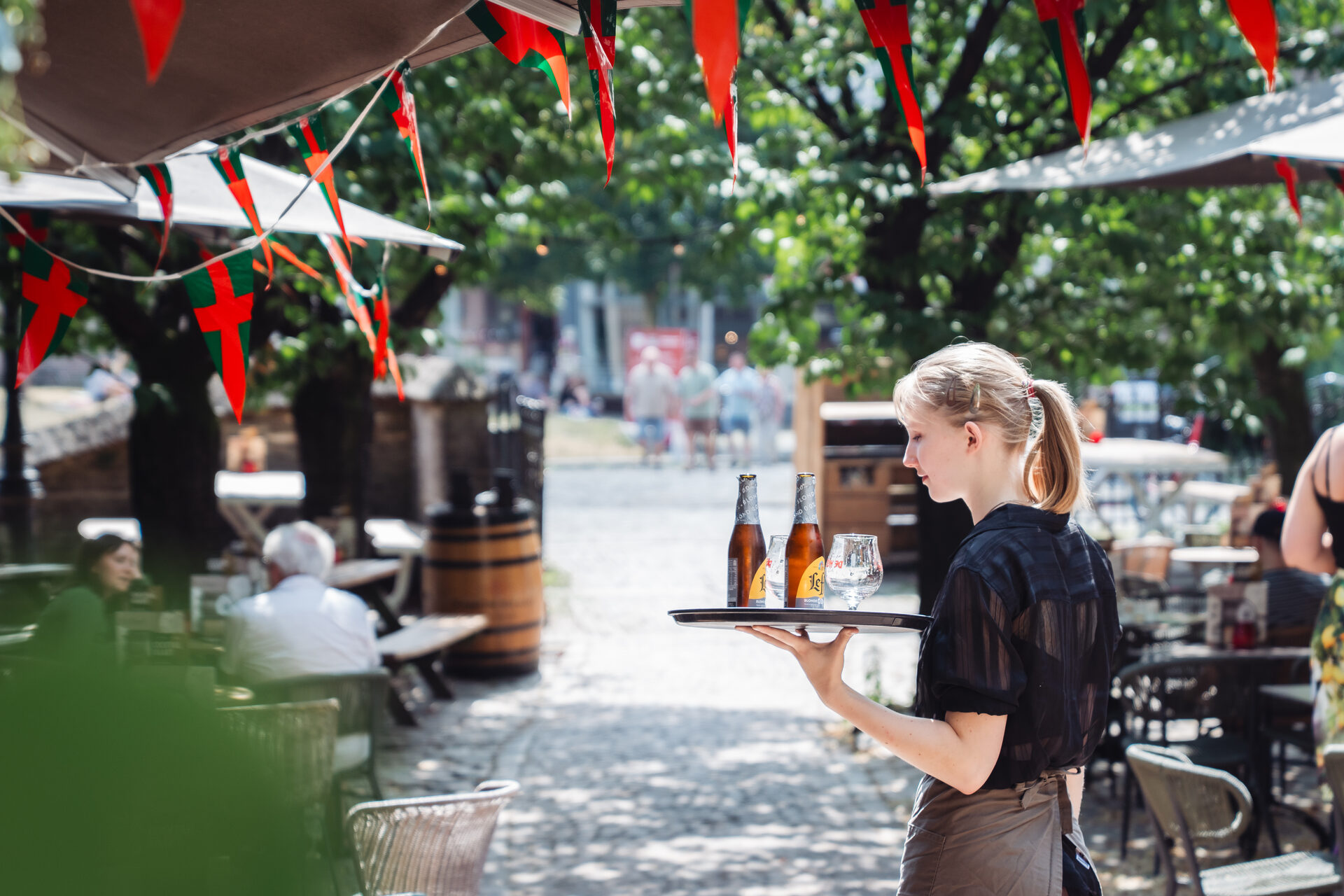 Bediening op het terras van De Hemel in Nijmegen