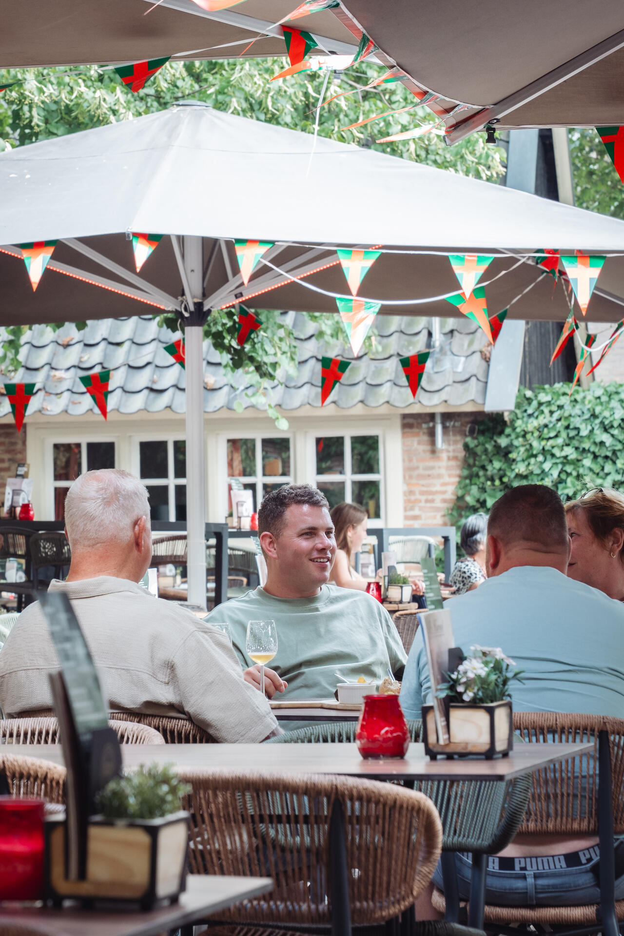 Terras van De Hemel onder de parasols in Nijmegen