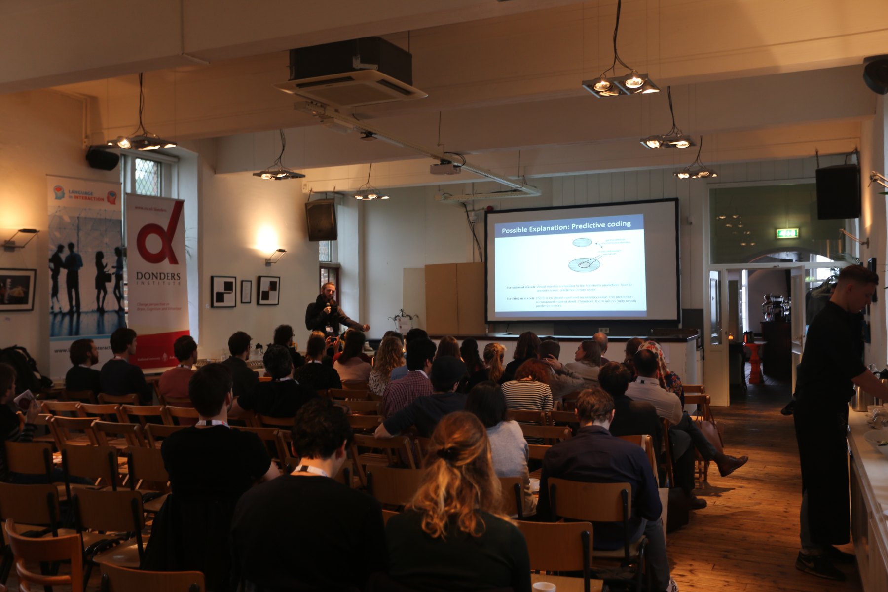 Presentazione con pubblico in una sala di De Hemel a Nimega