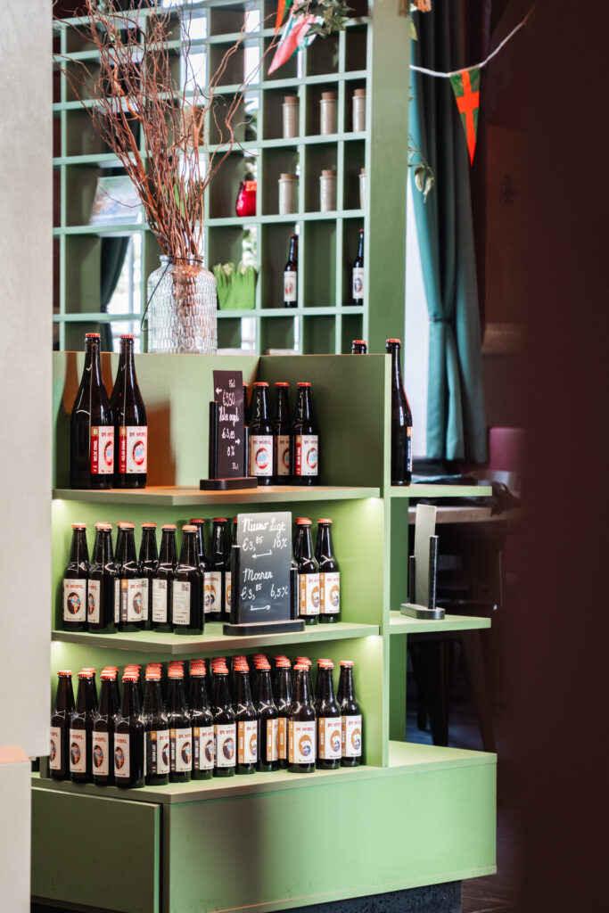 Winkelschap met flessen bier van Stadsbrouwerij De Hemel