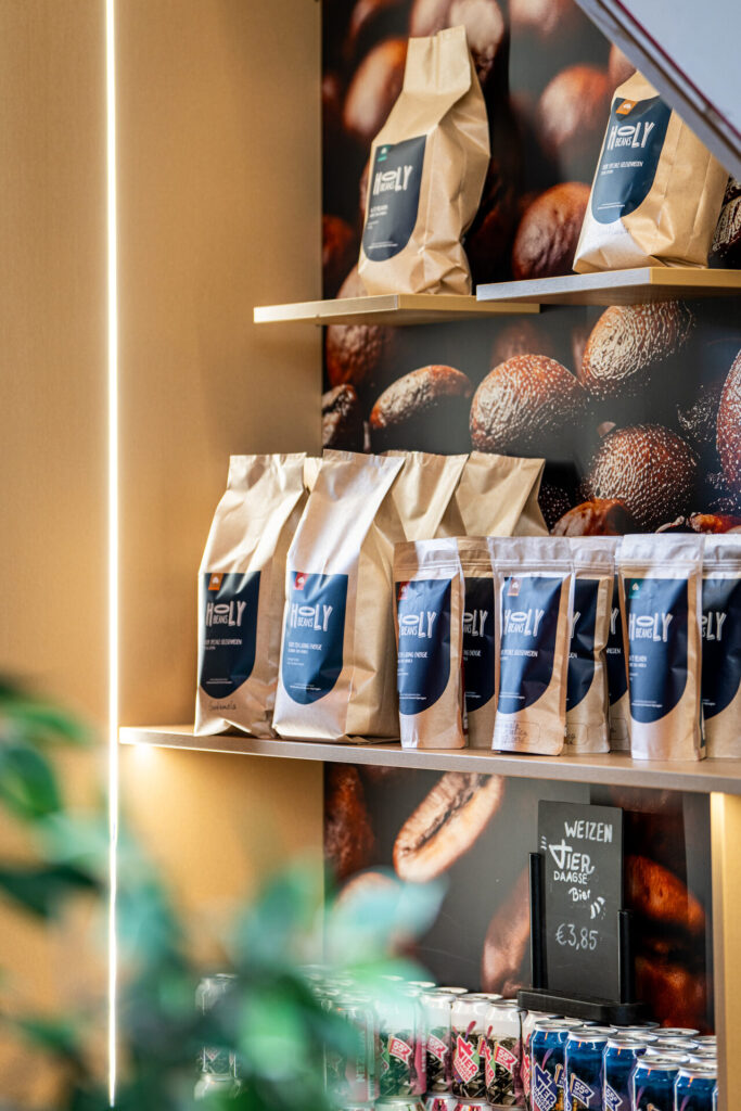 Winkelschap met Holy Beans koffie van de eigen branderij