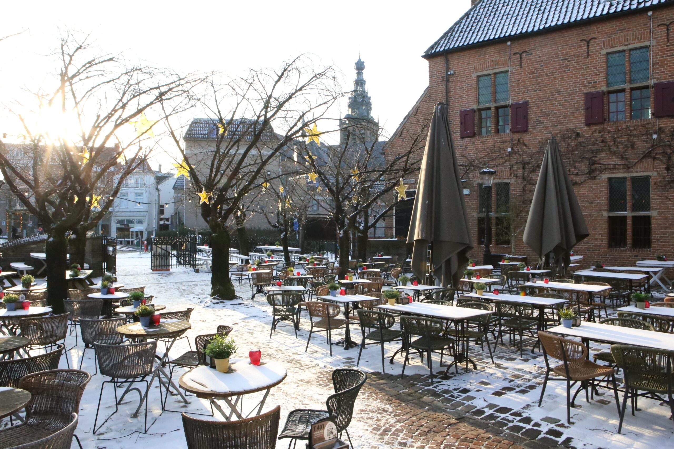 Het besneeuwde terras aan de Franseplaats