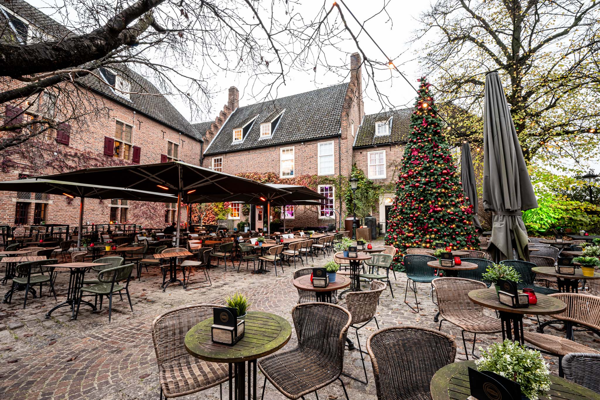 De binnenplaats van De Hemel met terras en kerstboom