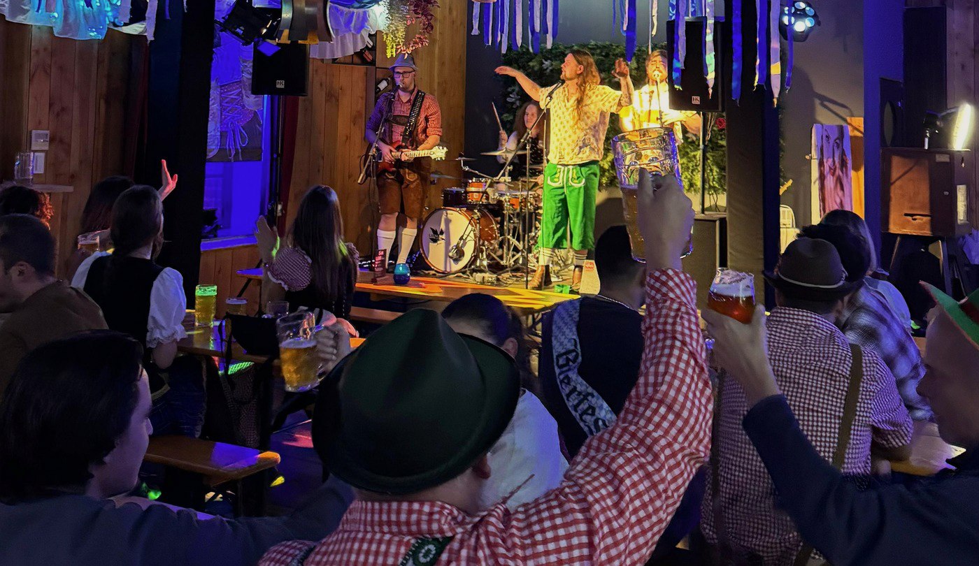 De band speelt terwijl de zaal de handen omhoog gooit