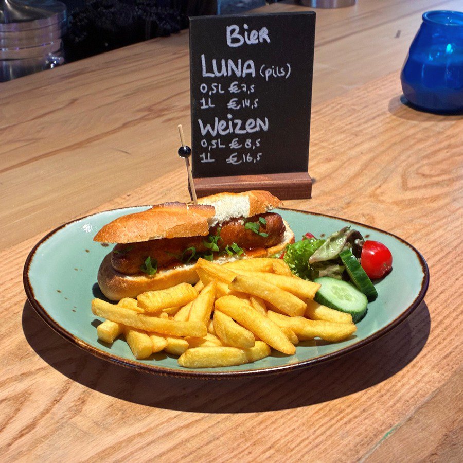 Bockworst met friet en salade uit de keuken van De Hemel