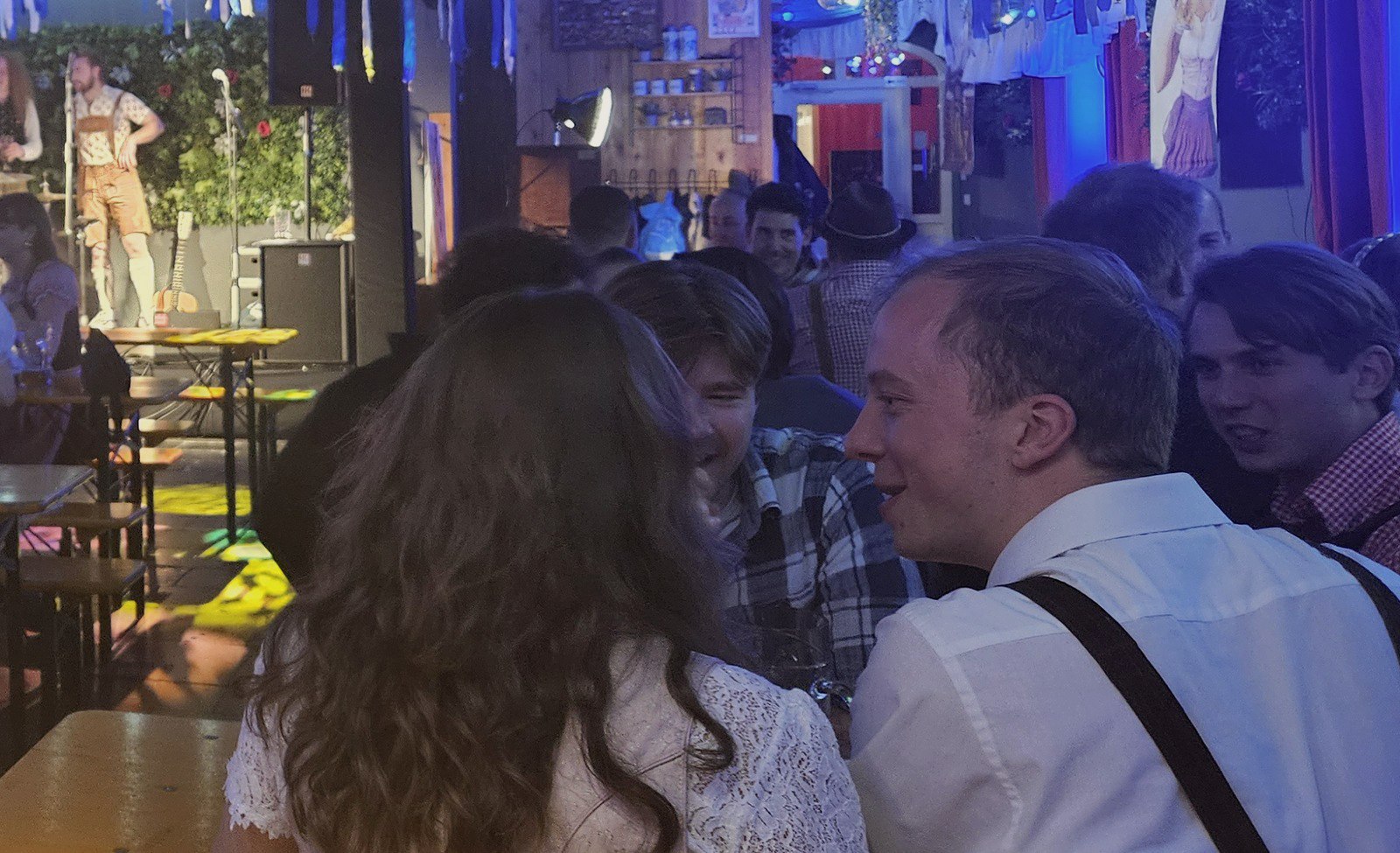 Lachende gasten in bretels tijdens het Hemels Oktoberfest